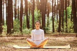 comment-trouver-un-cours-de-yin-yoga-en-ligne-gratuit