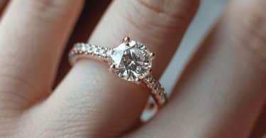 A quelle main se place la bague de fiançaille ?