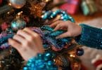 Comment fixer une guirlande lumineuse qui tient bien dans le sapin ?