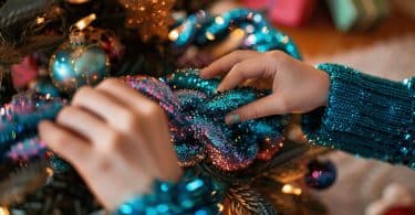 Comment fixer une guirlande lumineuse qui tient bien dans le sapin ?