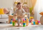 Comment stimuler votre enfant grâce au chariot de marche Montessori